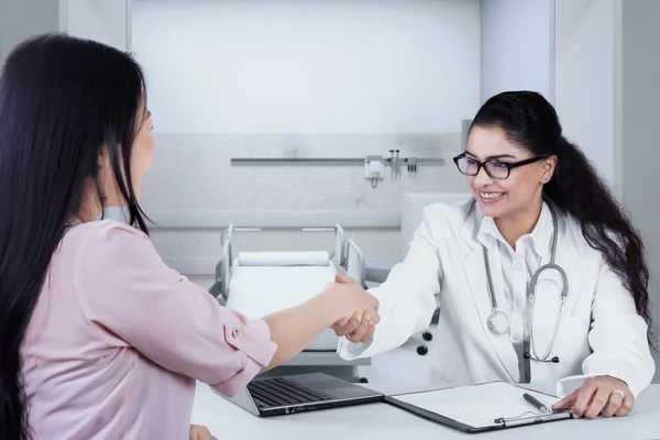 Doctora dándole la mano al paciente —  Fotos de Stock