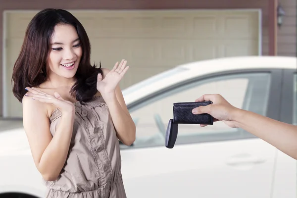 Girl looks shocked when get a new car — Stock Photo, Image