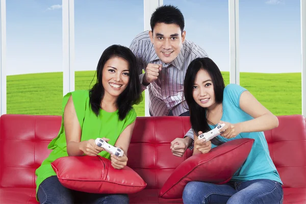 Grupo feliz de amigos jogar jogos de vídeo — Fotografia de Stock