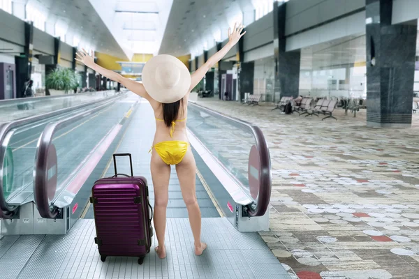 Mujer feliz con bikini en la sala del aeropuerto 1 — Foto de Stock