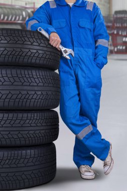 Erkek makinist garaja lastikler üzerinde yalın