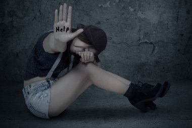 Üzgün genç kız yardım istiyor