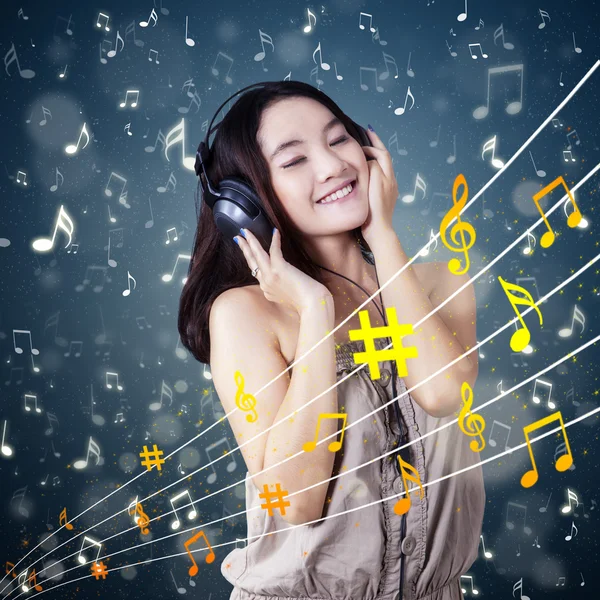 Preciosa adolescente disfrutar de la música solo — Foto de Stock