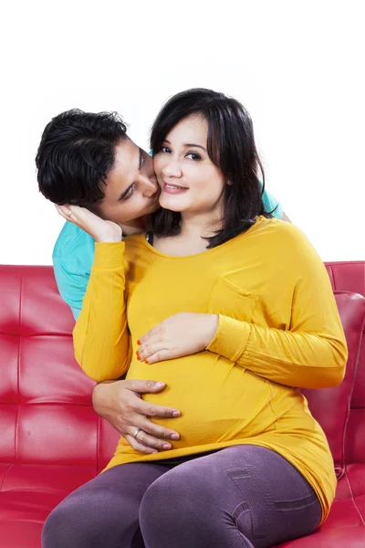 Kussen van zijn geliefde zwangere vrouw man — Stockfoto