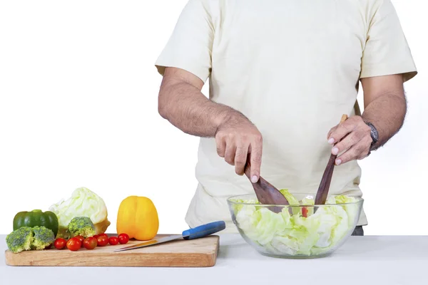 Homme préparant la salade de légumes — Photo