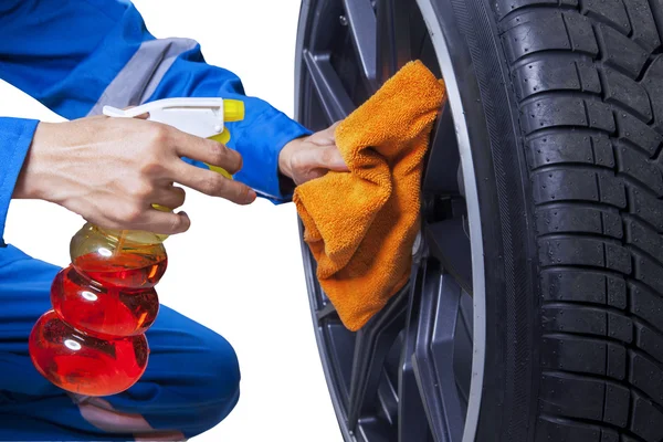 Mechanic schoonmaken van een band velg — Stockfoto