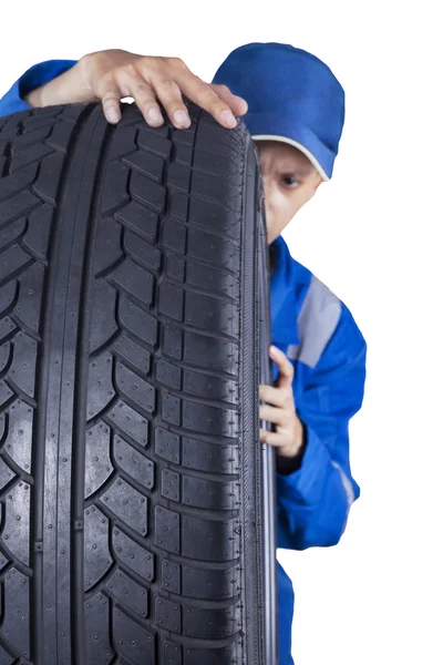 Mechanic inspecting a tire texture — Stock Photo, Image