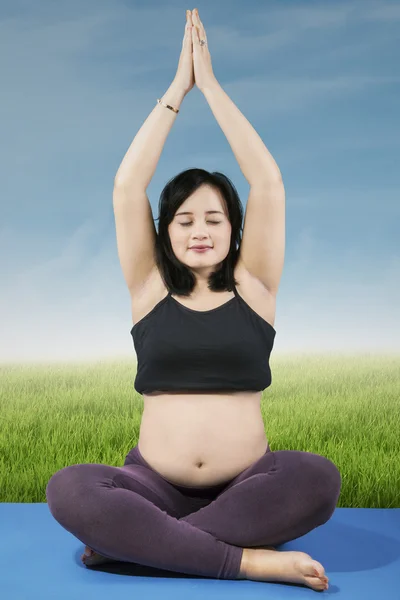 Pregnant woman doing yoga 1 — Stock Photo, Image