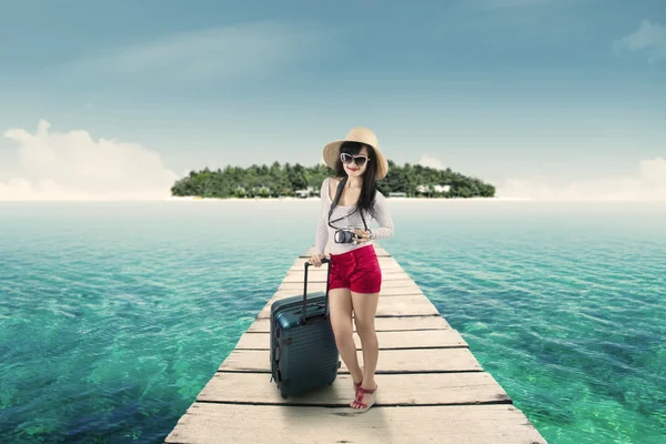 Красивая женщина-туристка стоит на пристани — стоковое фото