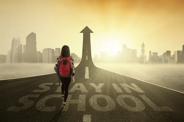 Schoolgirl on the road to stay in school — Stock Photo, Image