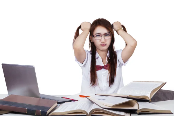 Estudante morena estressante agarra seu cabelo — Fotografia de Stock