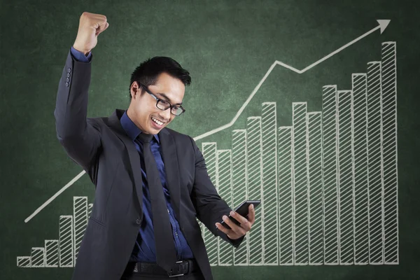 Successful manager reading a message on cellphone — Stock Photo, Image