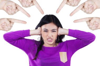 Kızgın kız arkadaşları tarafından zorbalık