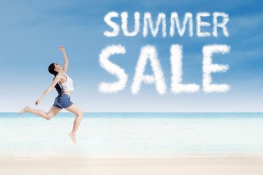 Kadın yaz satış bulutlar ile