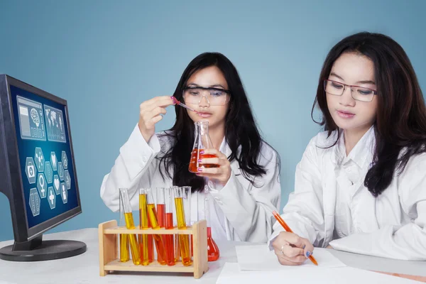 Gadis-gadis sekolah yang indah belajar di laboratorium — Stok Foto