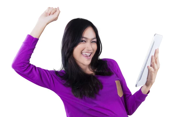 Menina alegre com tablet comemorar seu sucesso — Fotografia de Stock