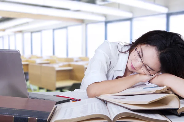 Utmattad tonårig flicka sover i klass — Stockfoto