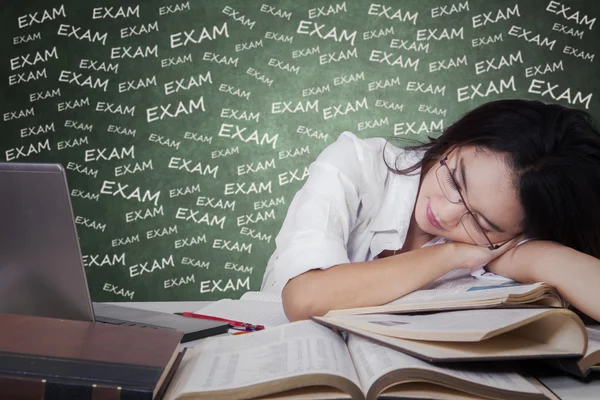 Menina ter um descanso depois de estudar para o exame — Fotografia de Stock