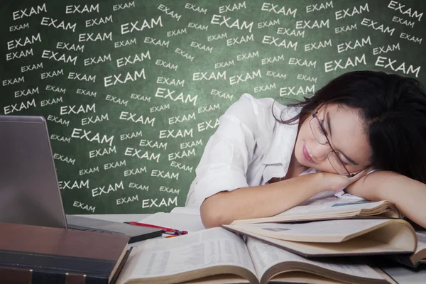 Fille se reposer après avoir étudié pour l'examen — Photo