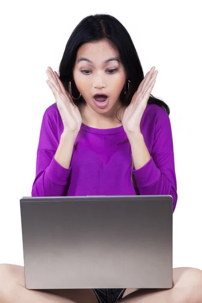 Girl with laptop looks shocked — Stock Photo, Image
