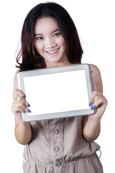 Krásná dívka s prázdnou tabletovou obrazovkou — Stock fotografie