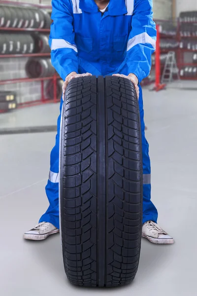 Mecânico mudando um pneu de carro — Fotografia de Stock