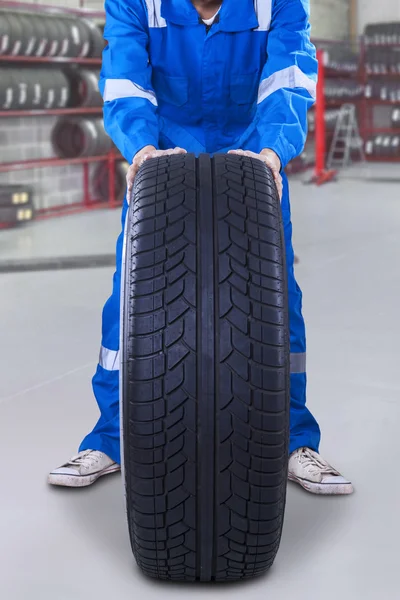 Mecánico cambiando un neumático de coche — Foto de Stock