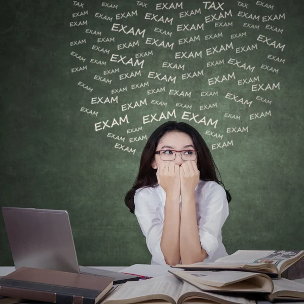 Nervös teenage student till ansikte examen — Stockfoto