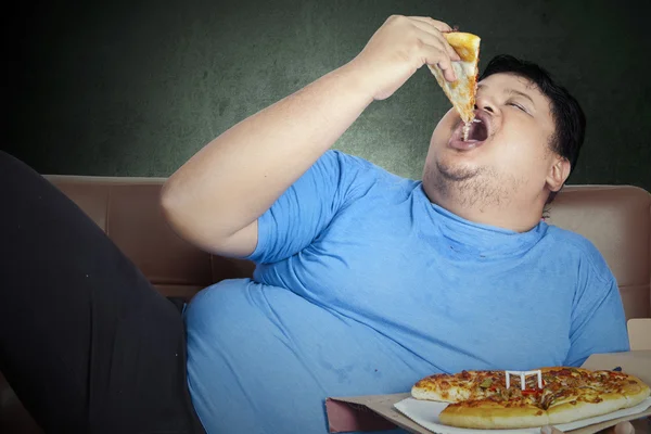 Obese person eats pizza — Stock Photo, Image