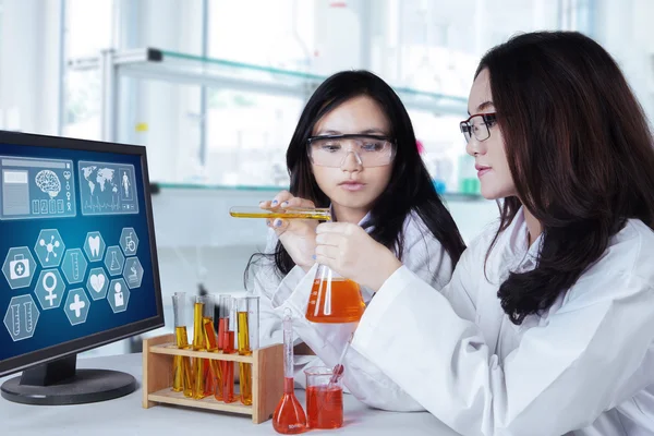 Science students doing experiment — Stock Photo, Image
