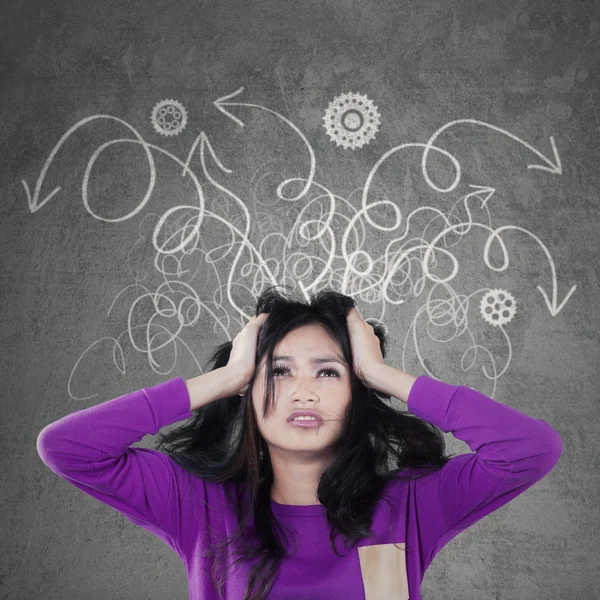 Chica adolescente estresante con el pensamiento desordenado — Foto de Stock