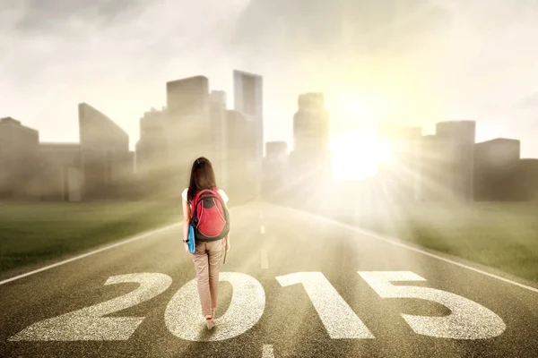 Student walking towards a city — Stock Photo, Image