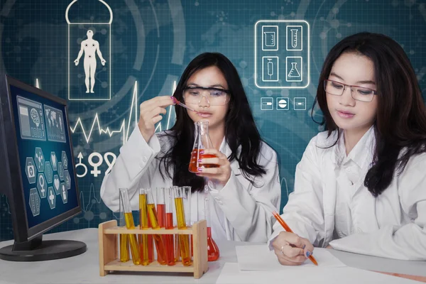 Estudiantes trabajando en el laboratorio moderno — Foto de Stock