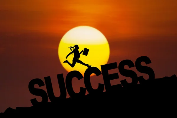 Framgångsrik kvinna hoppa på solnedgång — Stockfoto
