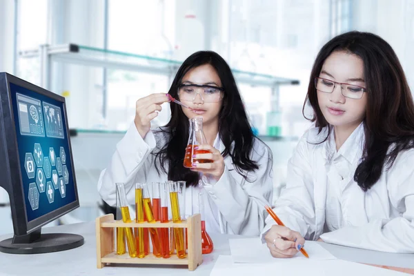 Estudiantes adolescentes en el laboratorio — Foto de Stock