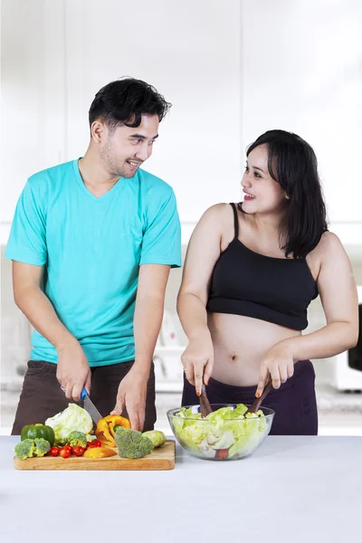 Zwei Paare machen Salat — Stockfoto