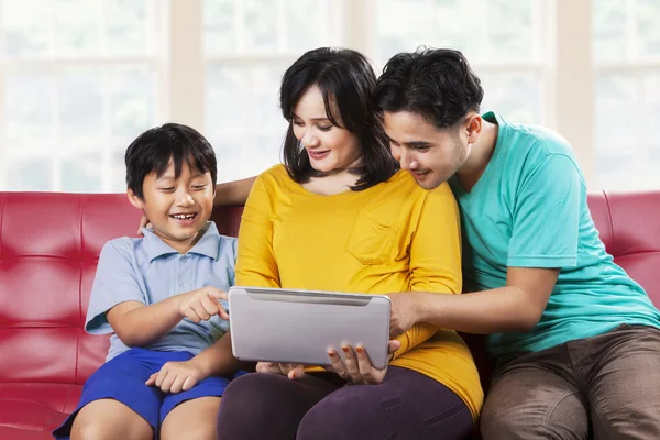 两个父母和他们的儿子使用平板电脑 — 图库照片