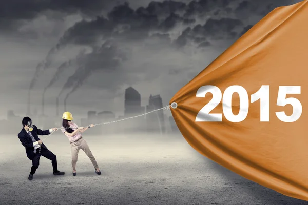 Two people pulling number 2015 — Stock Photo, Image