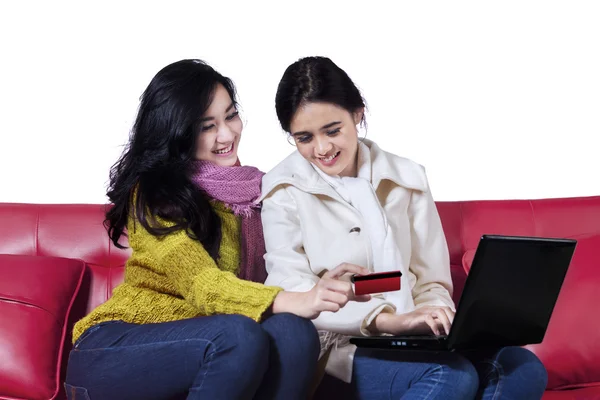 Две симпатичные девушки делают покупки в Интернете — стоковое фото