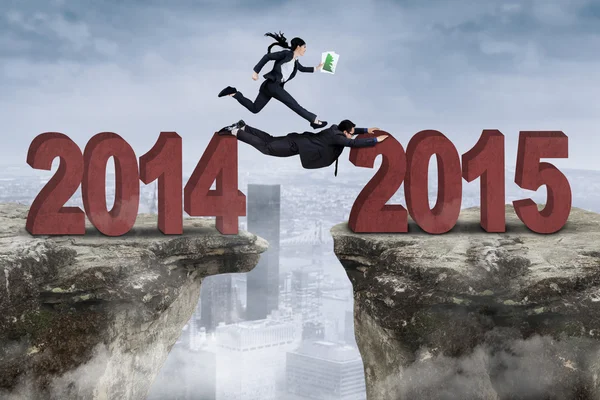 Worker jumps above her colleague through a gap — Stock Photo, Image