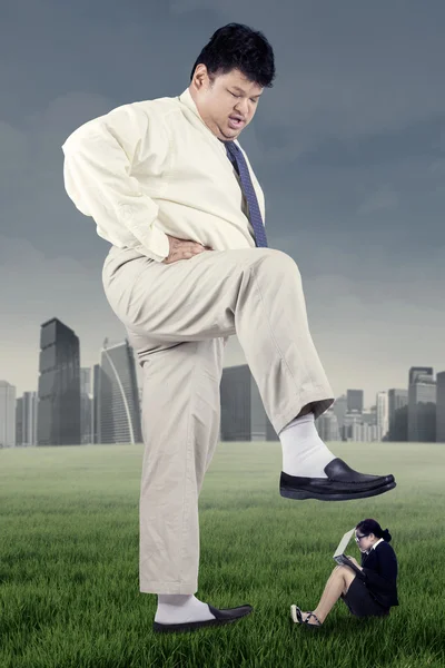 Obrero pisoteado por hombre de negocios con su pie —  Fotos de Stock
