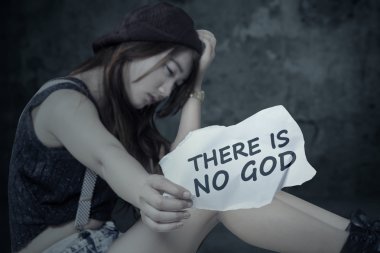 Depresif kız Tanrı'ya güven değil