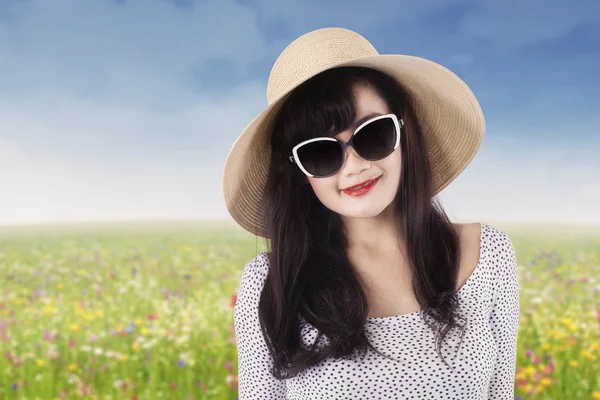 Beautiful woman with sunglasses at field — Stock Photo, Image