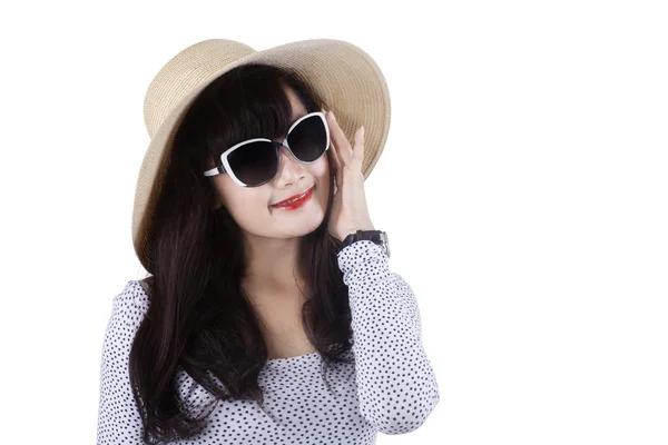Söt modell med solglasögon och hatt — Stockfoto