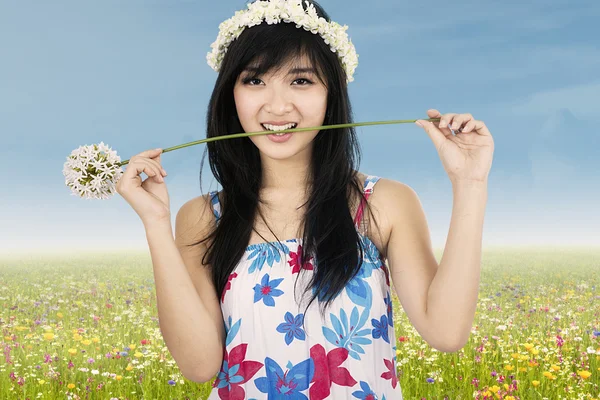 Linda hermosa mujer mordiendo flor —  Fotos de Stock