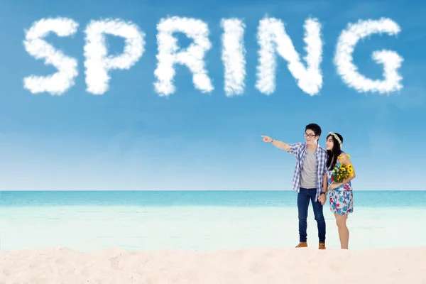 Paar mit Wolke formte einen Frühlingstext — Stockfoto