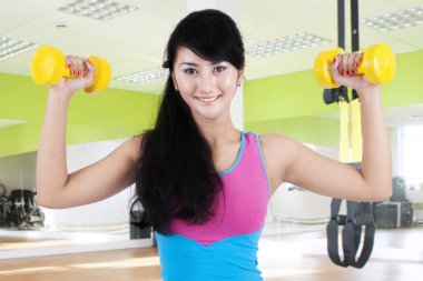 kadın eğitmen ile Halter egzersiz