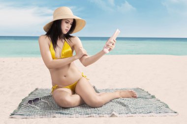 Güneş kremi kullanan güzel kadın