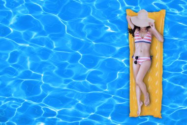 Seksi kız bir yatak 1 yüzer