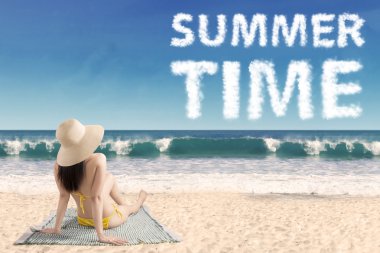 Yaz saati metin sahilinde kadınla